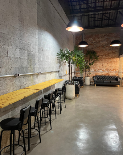 Foto Espaço — Base de Produção 2 (Lounge e bancadas)