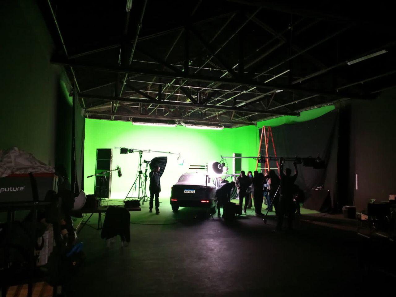 Foto Estúdio 1 — Set de filmagem com veículo e fundo chroma key