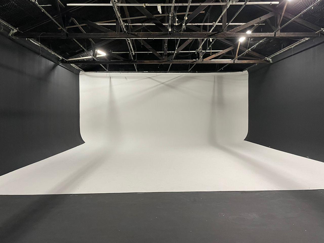 Foto Estúdio 1 — Fundo infinito branco