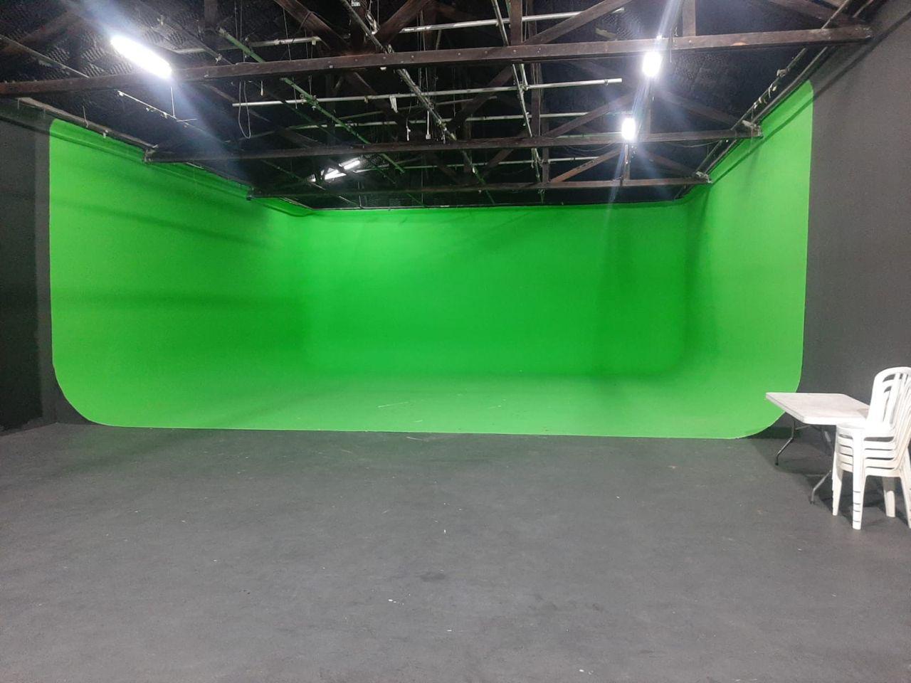 Foto Estúdio 1 — Ciclorama verde (chroma key)
